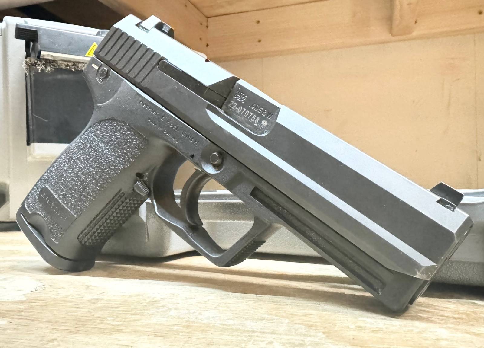 HK USP V1 40 S&W Pistol 4.25 Black - Made in Germany-img-1